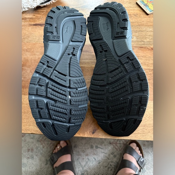 EUC Men’s Brooks Adrenaline GTS 22  - Size 11 Medium (D) - Picture 4 of 8